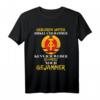 Geboren unter Zirkel und Hammer DDR Ostdeutschland T-Shirt - Nostalgisches Kultshirt für Ost- und DDR-Fans