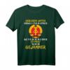 Geboren unter Zirkel und Hammer DDR Ostdeutschland T-Shirt - Nostalgisches Kultshirt für Ost- und DDR-Fans