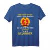 Geboren unter Zirkel und Hammer DDR Ostdeutschland T-Shirt - Nostalgisches Kultshirt für Ost- und DDR-Fans