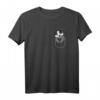 Lustiges Dachs in der Brusttasche Geschenk - Witziges Pocket T-Shirt für Tierliebhaber, Wald- und Förster-Fans zum Geburtstag & Weihnachten