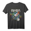 NASA Blast Off Retro Rainbow Stripes Premium T-Shirt – Offiziell lizenziert für Weltraum- und NASA-Fans
