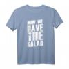 Denglisch Sprüche Geschenk - Now We Have The Salad T-Shirt für humorvolle Partys & originelle Geschenke für Damen und Herren