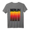 Berlin Retro Deutschland T-Shirt mit Flagge - Klassisch geschnitten, doppelt genähter Saum, ideal für Berliner Fan und Deutschland-Liebhaber