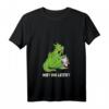 Lustiges Drachen frisst Einhorn T-Shirt mit V-Ausschnitt – Provokantes Märchen-Design für Fabelwesen-Fans, Partner & Freunde, Weihnachten Geschenk