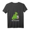 Lustiges Drachen frisst Einhorn T-Shirt mit V-Ausschnitt – Provokantes Märchen-Design für Fabelwesen-Fans, Partner & Freunde, Weihnachten Geschenk