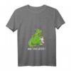 Lustiges Drachen frisst Einhorn T-Shirt mit V-Ausschnitt – Provokantes Märchen-Design für Fabelwesen-Fans, Partner & Freunde, Weihnachten Geschenk
