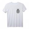 Lustiges Waschbär T-Shirt mit Brusttaschen-Design – Perfekt für Tierliebhaber & Geburtstagsgeschenke