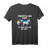 Lustiges Einhorn T-Shirt mit Spruch „Riechst du den Furz ist der Abstand zu Kurz“ – Witziges Geschenk für Freunde, Kollegen und Familie zum Geburtstag oder für soziale Distanz
