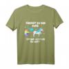 Lustiges Einhorn T-Shirt mit Spruch „Riechst du den Furz ist der Abstand zu Kurz“ – Witziges Geschenk für Freunde, Kollegen und Familie zum Geburtstag oder für soziale Distanz