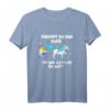 Lustiges Einhorn T-Shirt mit Spruch „Riechst du den Furz ist der Abstand zu Kurz“ – Witziges Geschenk für Freunde, Kollegen und Familie zum Geburtstag oder für soziale Distanz
