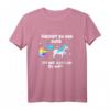 Lustiges Einhorn T-Shirt mit Spruch „Riechst du den Furz ist der Abstand zu Kurz“ – Witziges Geschenk für Freunde, Kollegen und Familie zum Geburtstag oder für soziale Distanz
