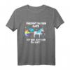 Lustiges Einhorn T-Shirt mit Spruch „Riechst du den Furz ist der Abstand zu Kurz“ – Witziges Geschenk für Freunde, Kollegen und Familie zum Geburtstag oder für soziale Distanz