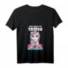 Damen Unicorn Tattoo T-Shirt mit V-Ausschnitt – Lustiges Tattoo Motiv, Geschenkidee für Tätowierte & Tattoo-Fans