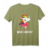 Einhorn Fuck Off Who Cares T-Shirt mit Mittelfinger – Provokantes JGA Design für Rebellinnen und Prinzessinnen