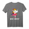 Einhorn Fuck Off Who Cares T-Shirt mit Mittelfinger – Provokantes JGA Design für Rebellinnen und Prinzessinnen