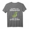 Drache Einhorn T-Shirt | My Dragon Ate Your Unicorn - Lustiges Fantasy T-Shirt als Geschenk für Drachen- und Einhorn-Liebhaber