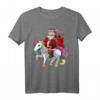 Weihnachtsmann reitet Einhorn - Buntes und lustiges Weihnachts T-Shirt für fröhliche Festtage und Geschenke