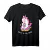 Coffee Is Real Magic - Unicorn T-Shirt mit Einhorn auf Donut und Kaffee Motiv, perfektes Geschenk für Kaffee- und Einhorn-Liebhaber