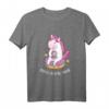 Coffee Is Real Magic - Unicorn T-Shirt mit Einhorn auf Donut und Kaffee Motiv, perfektes Geschenk für Kaffee- und Einhorn-Liebhaber
