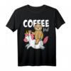 Lustiges Faultier reitet Einhorn T-Shirt mit Kaffee Spruch – Witziges Geschenk für Faultier-, Einhorn- und Kaffeeliebhaber