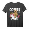 Lustiges Faultier reitet Einhorn T-Shirt mit Kaffee Spruch – Witziges Geschenk für Faultier-, Einhorn- und Kaffeeliebhaber