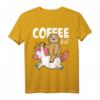 Lustiges Faultier reitet Einhorn T-Shirt mit Kaffee Spruch – Witziges Geschenk für Faultier-, Einhorn- und Kaffeeliebhaber