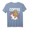 Lustiges Faultier reitet Einhorn T-Shirt mit Kaffee Spruch – Witziges Geschenk für Faultier-, Einhorn- und Kaffeeliebhaber