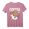 Lustiges Faultier reitet Einhorn T-Shirt mit Kaffee Spruch – Witziges Geschenk für Faultier-, Einhorn- und Kaffeeliebhaber