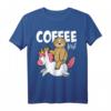 Lustiges Faultier reitet Einhorn T-Shirt mit Kaffee Spruch – Witziges Geschenk für Faultier-, Einhorn- und Kaffeeliebhaber