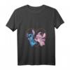 HapPanda Lilo & Stitch Engel Kuss T-Shirt mit V-Ausschnitt – Official Merchandise für Frauen, Männer, Jungen & Mädchen