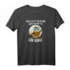 Was sitzt im Baum und winkt? Lustiges Eulen Uhu T-Shirt für Tierliebhaber und Humorfans – Perfekt als Geschenk zu Geburtstag, Muttertag oder Weihnachten