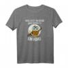 Was sitzt im Baum und winkt? Lustiges Eulen Uhu T-Shirt für Tierliebhaber und Humorfans – Perfekt als Geschenk zu Geburtstag, Muttertag oder Weihnachten