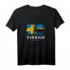 Schweden Skandinavien T-Shirt mit Elch und Flagge - Perfekt als Geschenk für Schweden Fans, Urlauber & Skandinavien Liebhaber