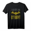 Batman Dad by Day & Night T-Shirt – Offiziell lizenziertes Superhelden-Design für Väter, Kinder & Batman-Fans