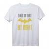 Batman Dad by Day & Night T-Shirt – Offiziell lizenziertes Superhelden-Design für Väter, Kinder & Batman-Fans