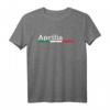 Maglietta Aprilia Città Italiana con Bandiera - Regalo per Residenti, Turisti e Amanti di Aprilia e Italia