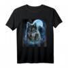 Grauer Wolf T-Shirt mit Jagdplatz, eisigem Mond, Wald und Galaxie - Kreatives Tierdesign für Wölfe Liebhaber und Naturfreunde