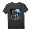 Grauer Wolf T-Shirt mit Jagdplatz, eisigem Mond, Wald und Galaxie - Kreatives Tierdesign für Wölfe Liebhaber und Naturfreunde