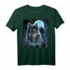Grauer Wolf T-Shirt mit Jagdplatz, eisigem Mond, Wald und Galaxie - Kreatives Tierdesign für Wölfe Liebhaber und Naturfreunde
