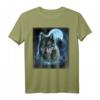 Grauer Wolf T-Shirt mit Jagdplatz, eisigem Mond, Wald und Galaxie - Kreatives Tierdesign für Wölfe Liebhaber und Naturfreunde