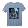 Grauer Wolf T-Shirt mit Jagdplatz, eisigem Mond, Wald und Galaxie - Kreatives Tierdesign für Wölfe Liebhaber und Naturfreunde
