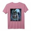 Grauer Wolf T-Shirt mit Jagdplatz, eisigem Mond, Wald und Galaxie - Kreatives Tierdesign für Wölfe Liebhaber und Naturfreunde