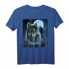 Grauer Wolf T-Shirt mit Jagdplatz, eisigem Mond, Wald und Galaxie - Kreatives Tierdesign für Wölfe Liebhaber und Naturfreunde