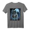 Grauer Wolf T-Shirt mit Jagdplatz, eisigem Mond, Wald und Galaxie - Kreatives Tierdesign für Wölfe Liebhaber und Naturfreunde