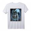 Grauer Wolf T-Shirt mit Jagdplatz, eisigem Mond, Wald und Galaxie - Kreatives Tierdesign für Wölfe Liebhaber und Naturfreunde