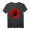 Hexe auf Besen mit Vollmond - Lustiges Halloween T-Shirt für Kinder, Frauen & Männer für Party, Süßes oder Saures & All Hallow's Eve