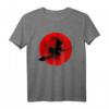 Hexe auf Besen mit Vollmond - Lustiges Halloween T-Shirt für Kinder, Frauen & Männer für Party, Süßes oder Saures & All Hallow's Eve