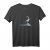 Steinbock Silhouette mit Berg, Wald & Nebel - Natur Wandern T-Shirt für Bergsteiger, Wanderer & Outdoor-Enthusiasten