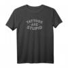 Tattoos Are Stupid Lustiges, Ironisches, Sarkastisches T-Shirt – Perfektes Geschenk für Tätowierte, Tätowierer & Freunde mit Sinn für Humor