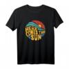 Here Comes the Sun Musikliebhaber Grafik T-Shirt – Inspirierende Sommermode für Frauen, Männer, Teenager und Kinder